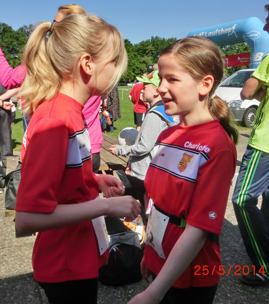 Jenna & Charlotte besprechen ihr Taktik.