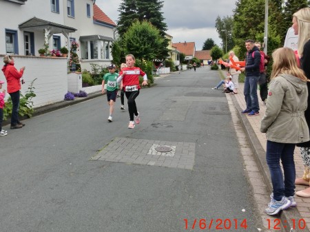 Louisa und ,verdeckt dahinter, Erik kurz vor dem Ziel.