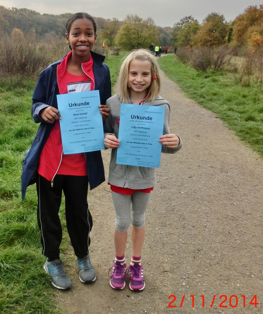 Assil & Lilly mit Ihren Urkunden für die beiden ersten Plätze in der AK WK U12.