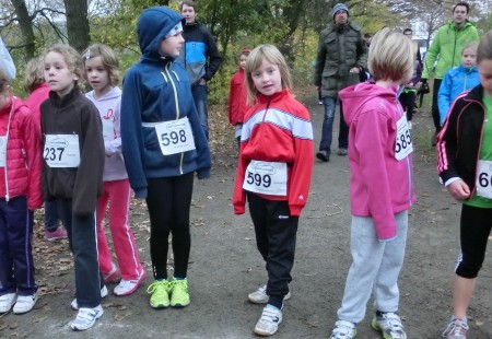 Lilly und Johanna warten auf ihren Start.