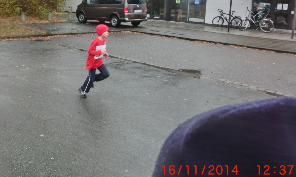 Henry Schulze gewinnt, trotz eines kleinen Umweges, die AK-Wertung über 2,5 km.