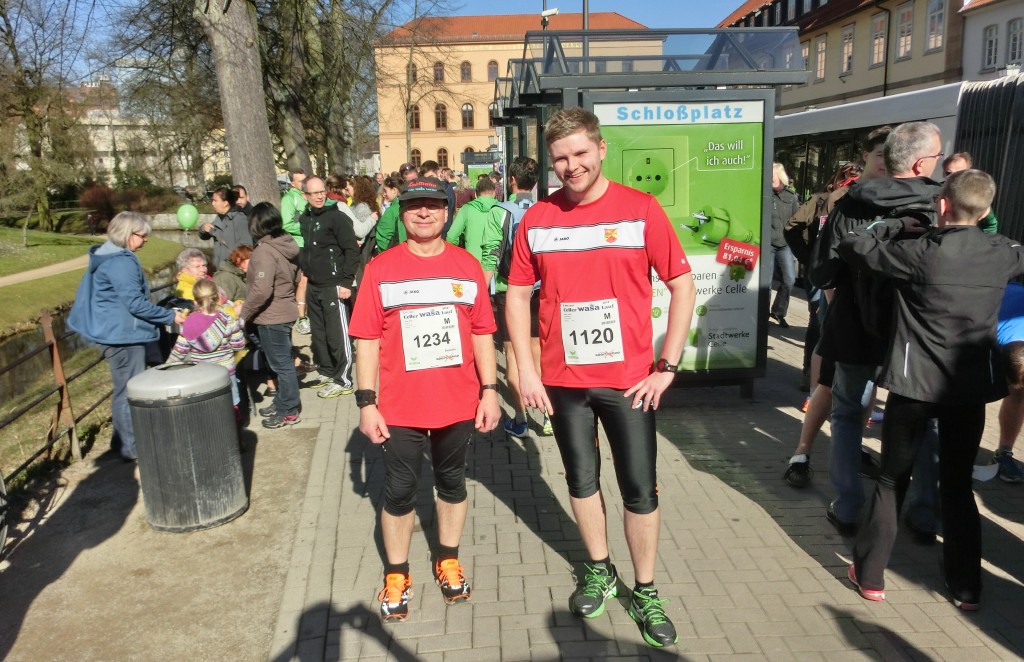 Peter & Julian warten bei herrlichem Wetter auf ihren 5 -km-Start.