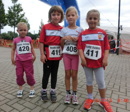 Die 500m-Läuferinnen warten auf ihren Start. V.l.: Lisa Haase, Johanna Wolny, Singa Hesse & Mia Mädge.