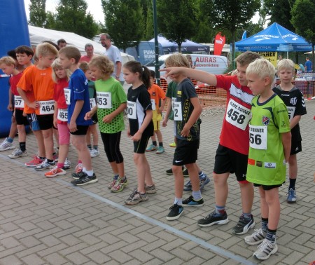 "Dort geht es lang" - Der "alte Laufhase" Lenn kennt sich halt gur aus. V.l.: Hannes, Niklas, Sarah, Lenn & Erik warten auf den 1000m-Start.