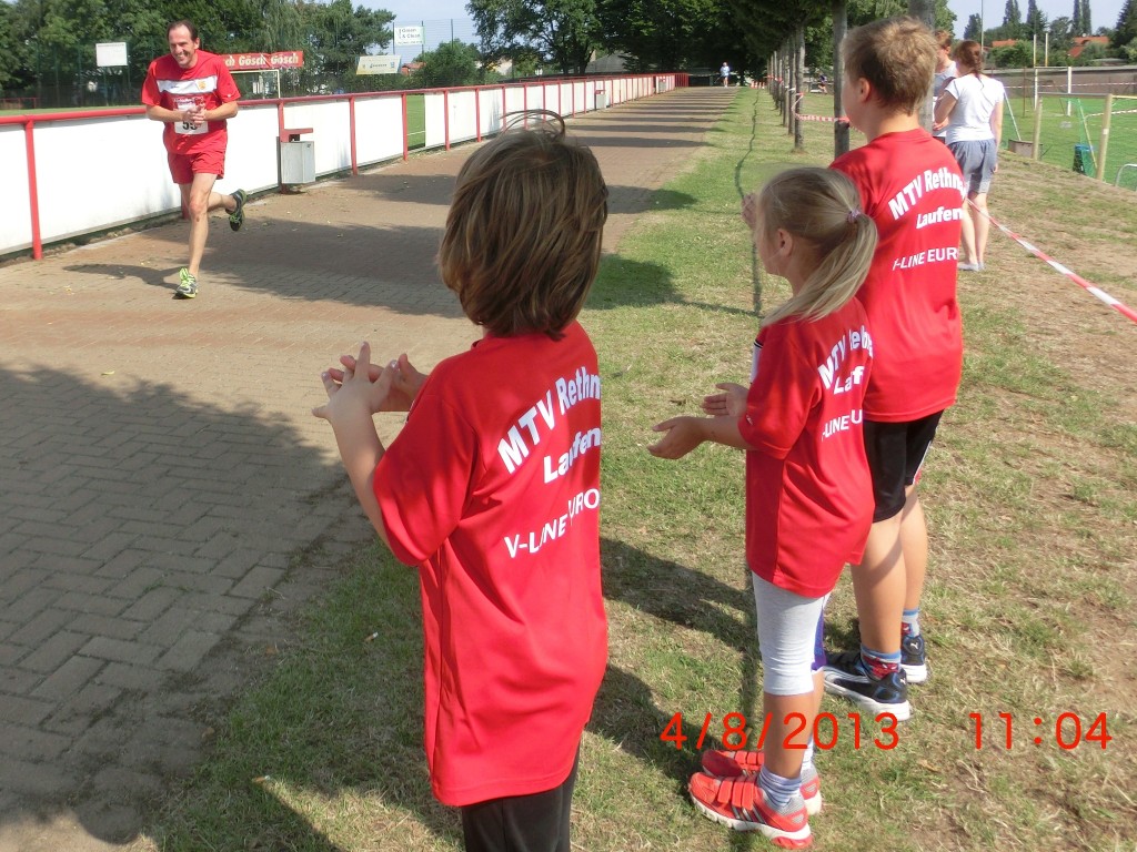 Unter dem Beifall unserer Jungen Läufer erreicht Michael nach 10 km das Ziel.