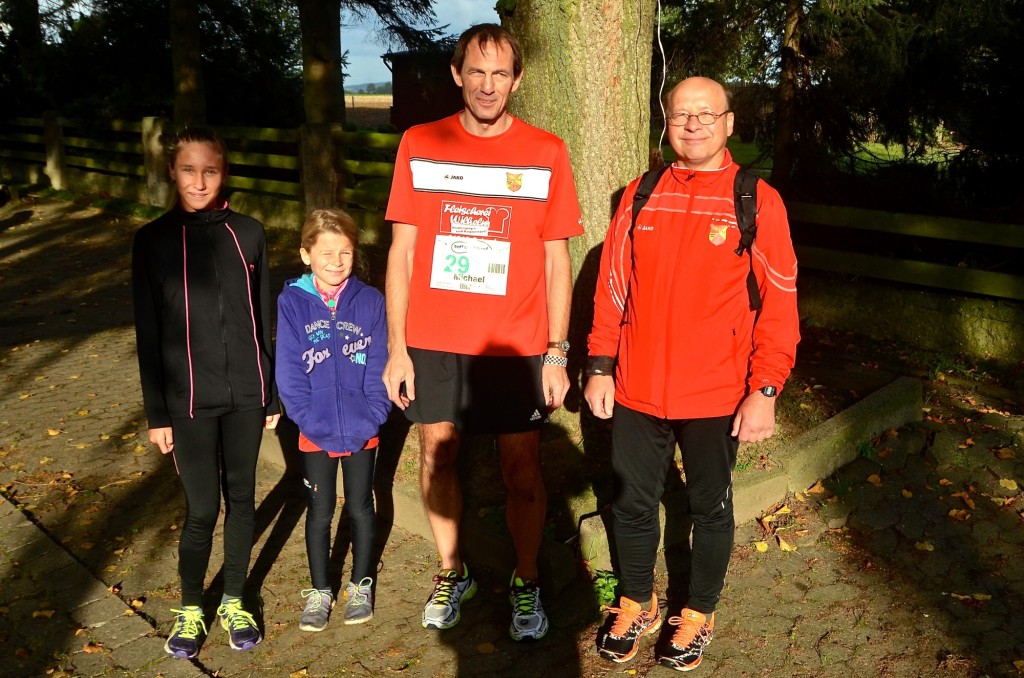 Kurz vor dem Start. Michael (3. v.l.) geht gleich den Halbmarathon an. Für Leonie & Emily (v.l.)folgt fünf Minuten später der Start über 1400 m. Trainer Peter gibt moralische Unterstützung.