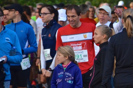 Gleich startet Michael zum Halbmarathon. Leonie & Emily schauen gespannt zu,