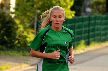 Leonie hat noch ca. 200 m vor sich - souverän liegt sie an der Spitze.