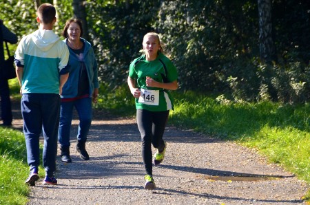 Leonie hat noch ca. 200 m vor sich - nsouverän liegt sie in Führung.