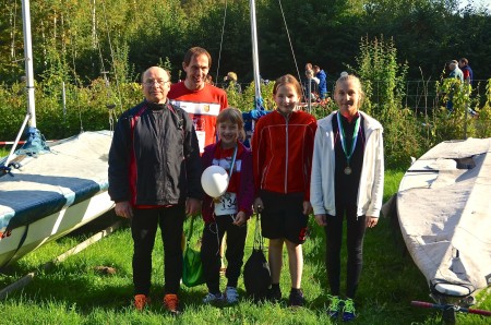 Die Kinder sind schon im Ziel und Michael geht gleich auf seine drei Seerunden. V.L.: Trainer, Peter, Michael, Johanna, Lea und Leonie.